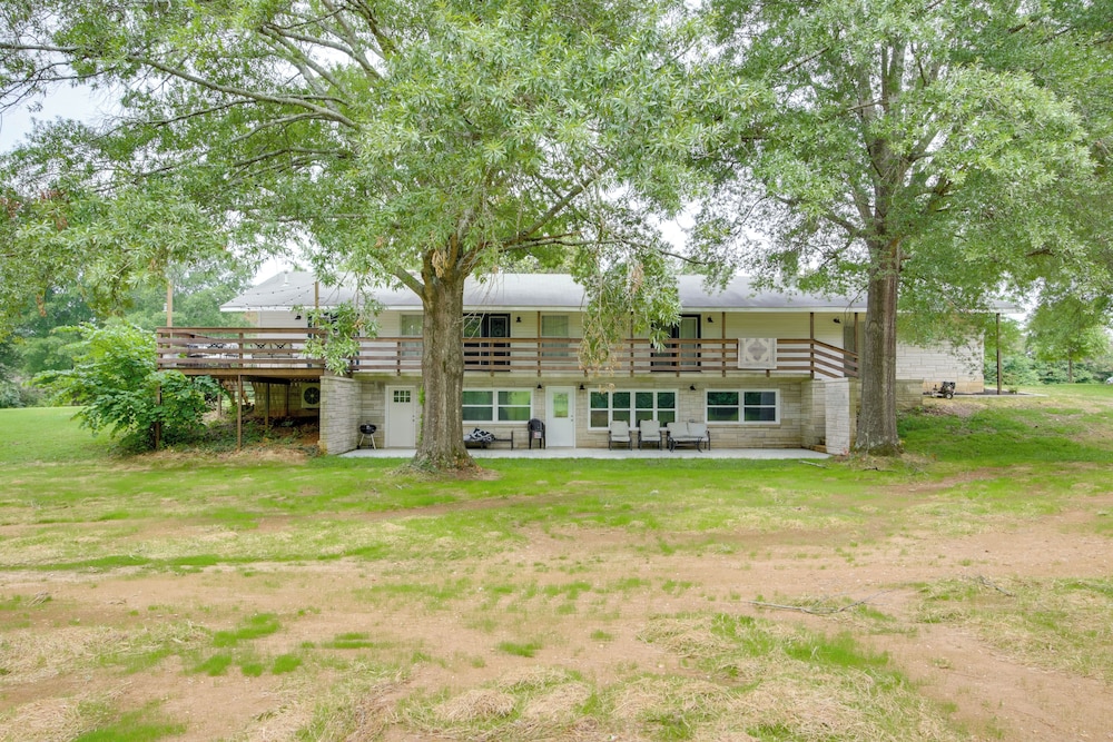 7 Mi to Tennessee River: Home w/ Patio in Florence