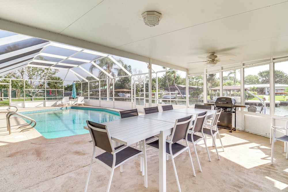 Centrally Located Cocoa Beach Haven: Walk to Shore