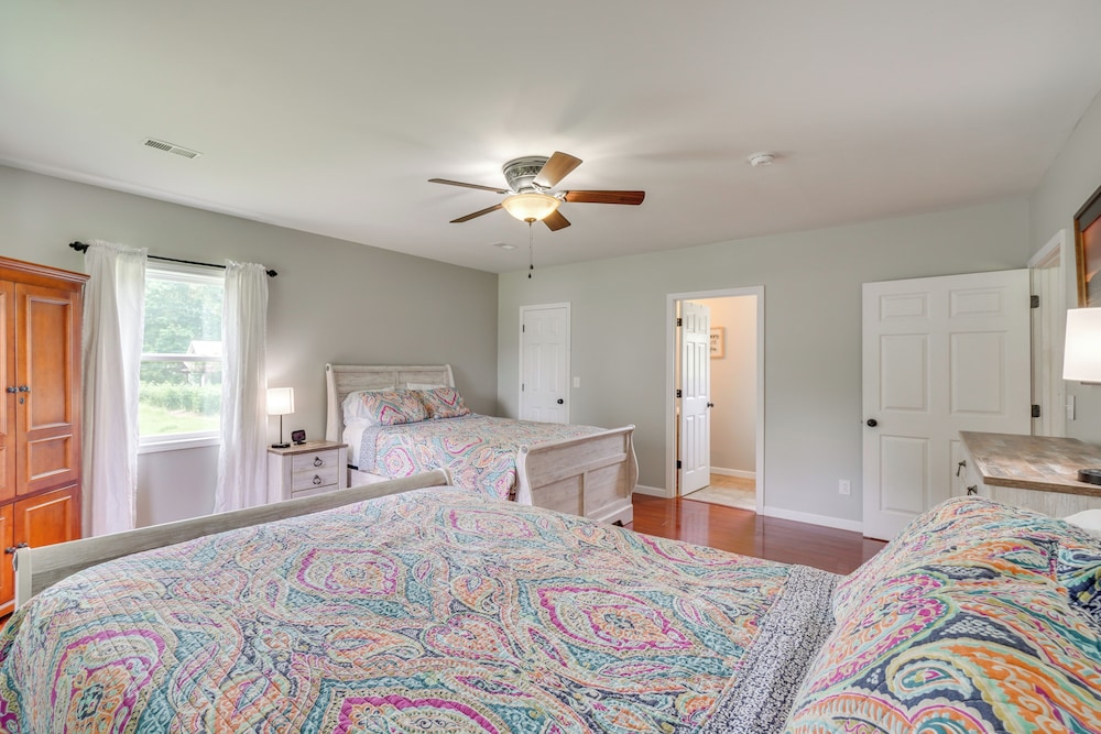 Walk to Marina: Norris Lake Escape w/ Deck + Views
