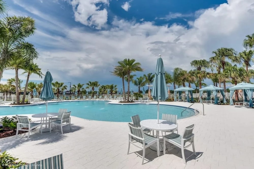 Coconut Breeze Resort Home Near Parks 25 Guests Located in Solara Resort