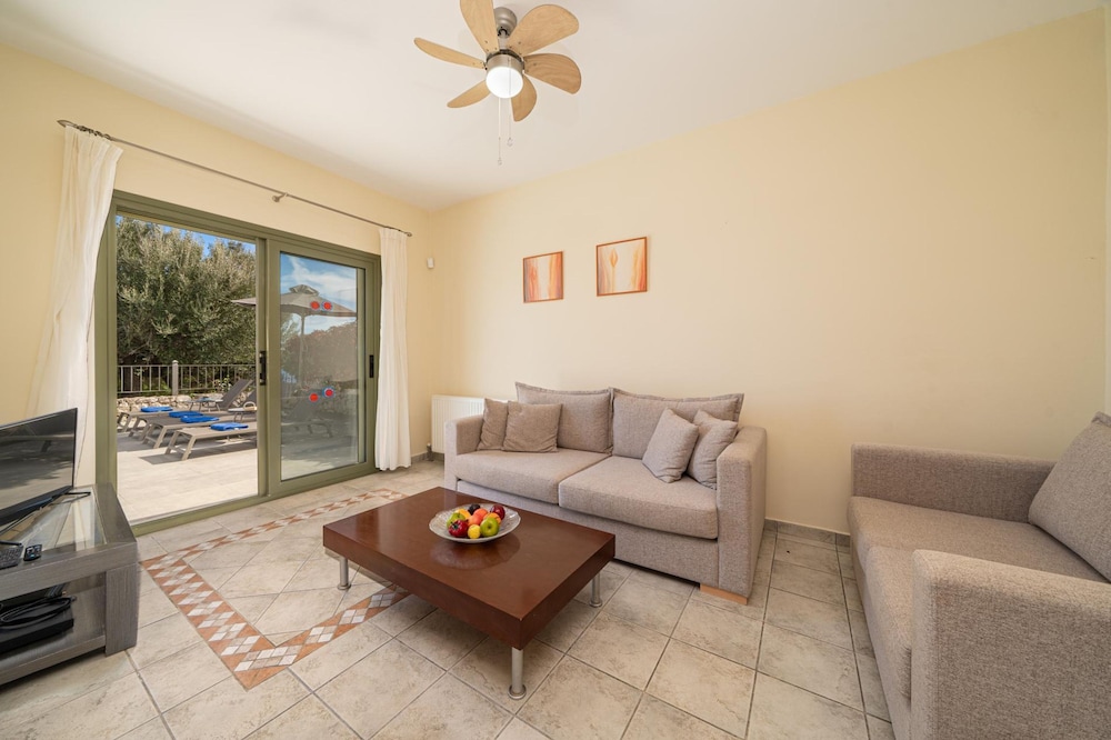 Villa Dinos With Swimming Pool