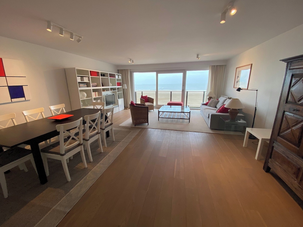 Seafront Palm Beach Stay