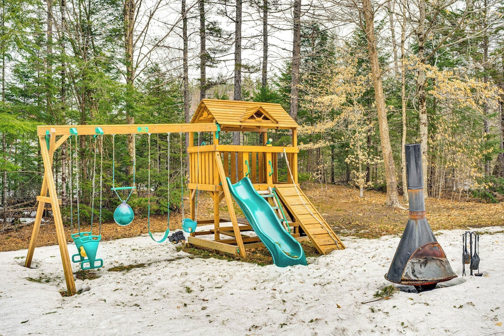 Porch & 1-acre Yard: White Mountains Hideaway