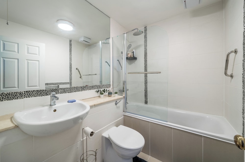 Cozy 3-bed flat near Vauxhall Gardens