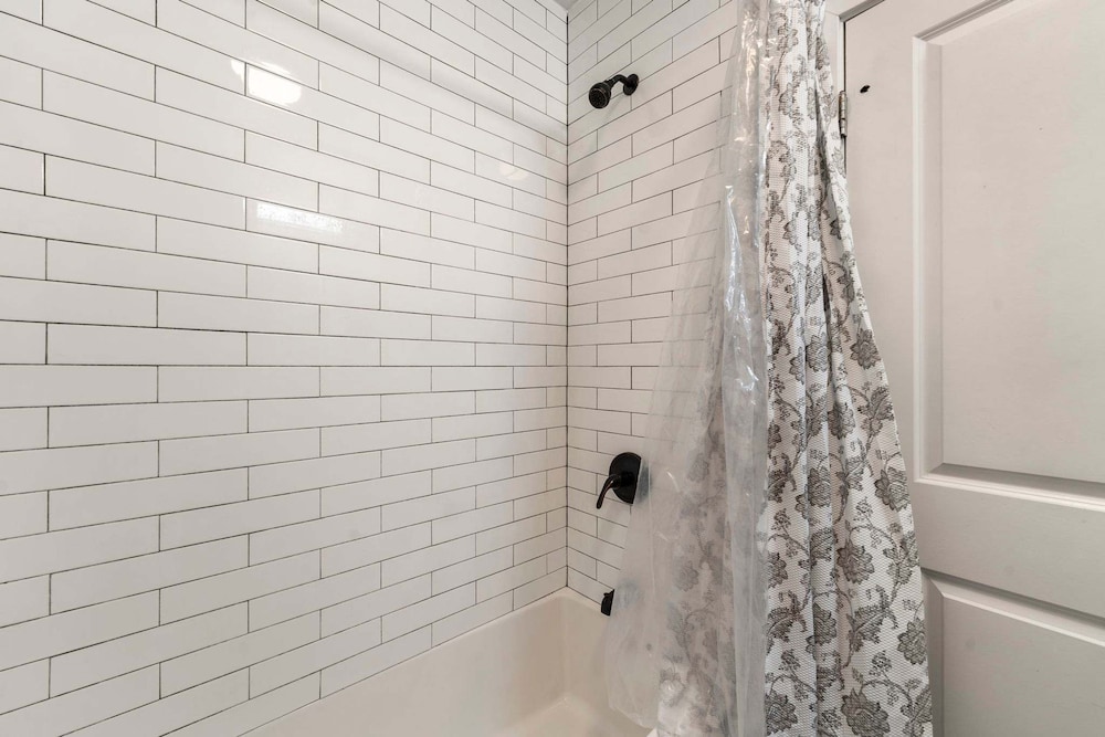 Spacious Pilsen 4 Bed 4 Bath Family Retreat