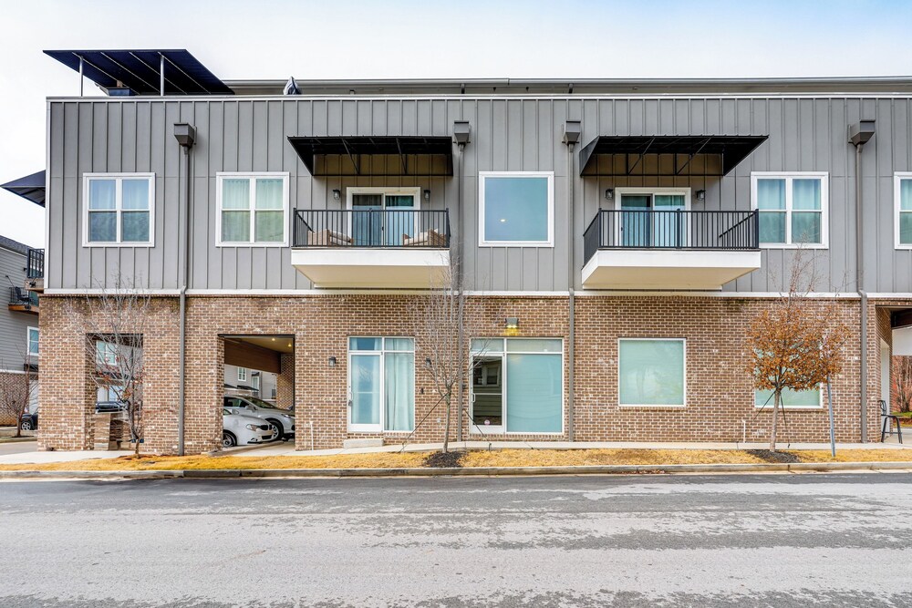 Balconies: Walkable Southside Chattanooga Condo!