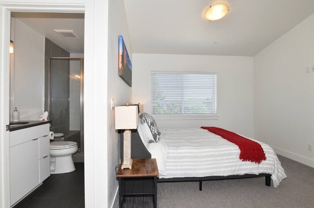 Elegant Mountain Haven - King Bed & Fireplaces