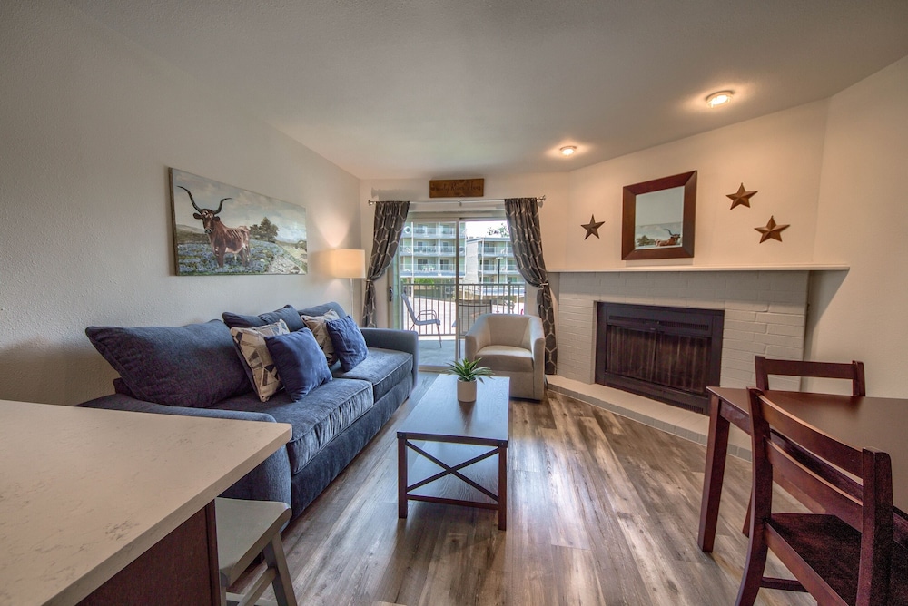 Grandma's River Haus       Rrc A108 1 Bedroom Condo by RedAwning view 3