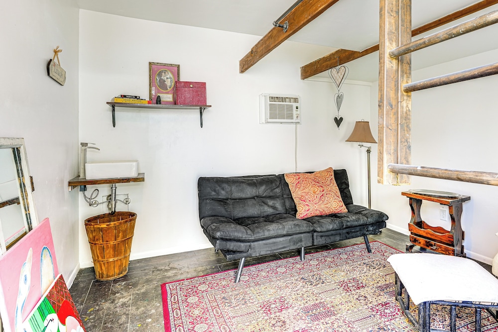 Walk to Parks & Golf: Artsy Bungalow in Lakeland!