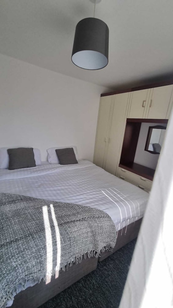 Doncaster-house-sleeps8-parking-garden