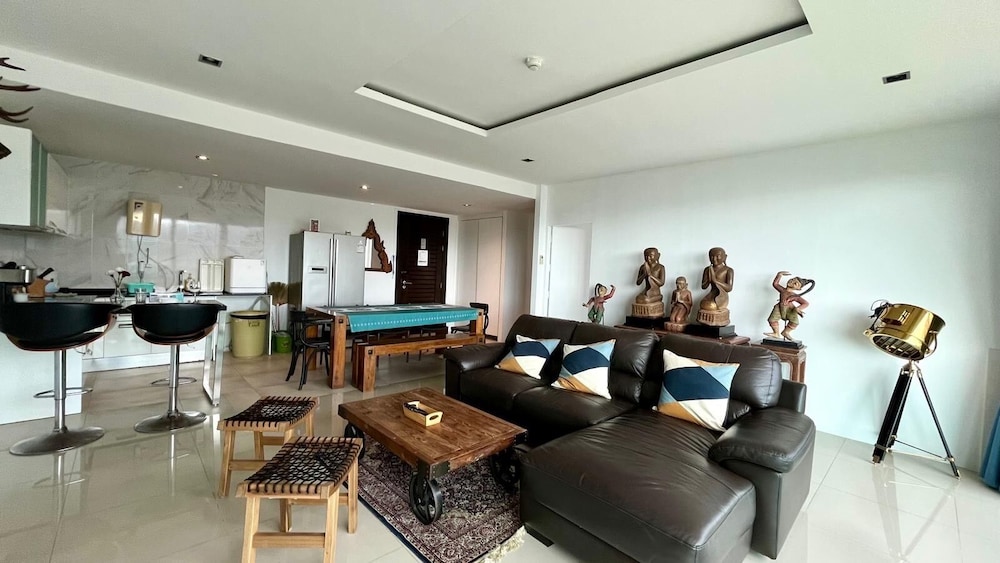 Emerald 702 - Triplex Penthouse With Stunning View