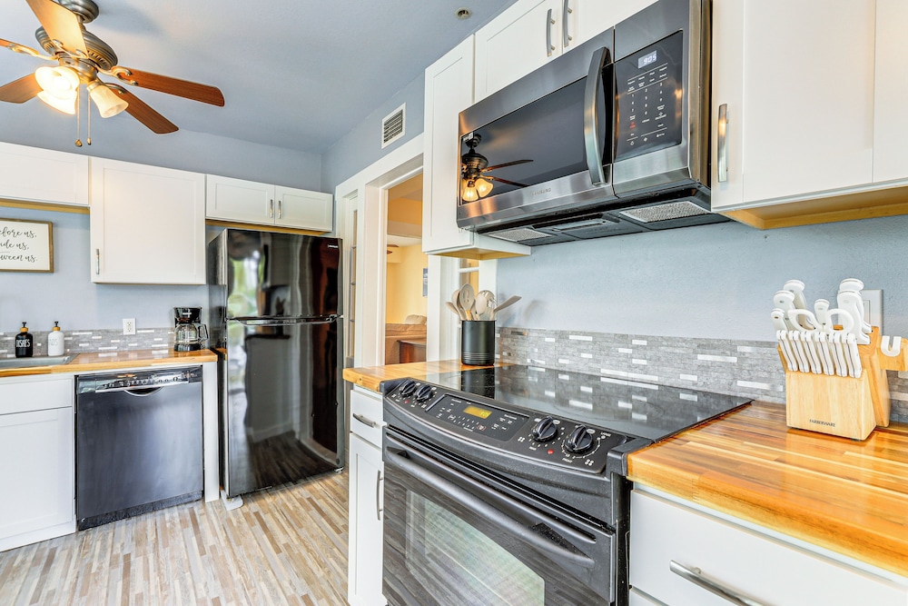 Walk to Manatee River: Palmetto Unit w/ Sunroom