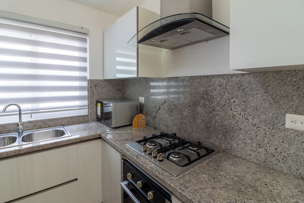 Modern 2BR Apartment - Paseo del Mar