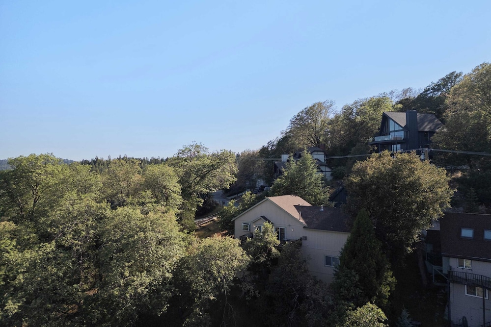 Alpen Drive by Avantstay Private Deck and Views