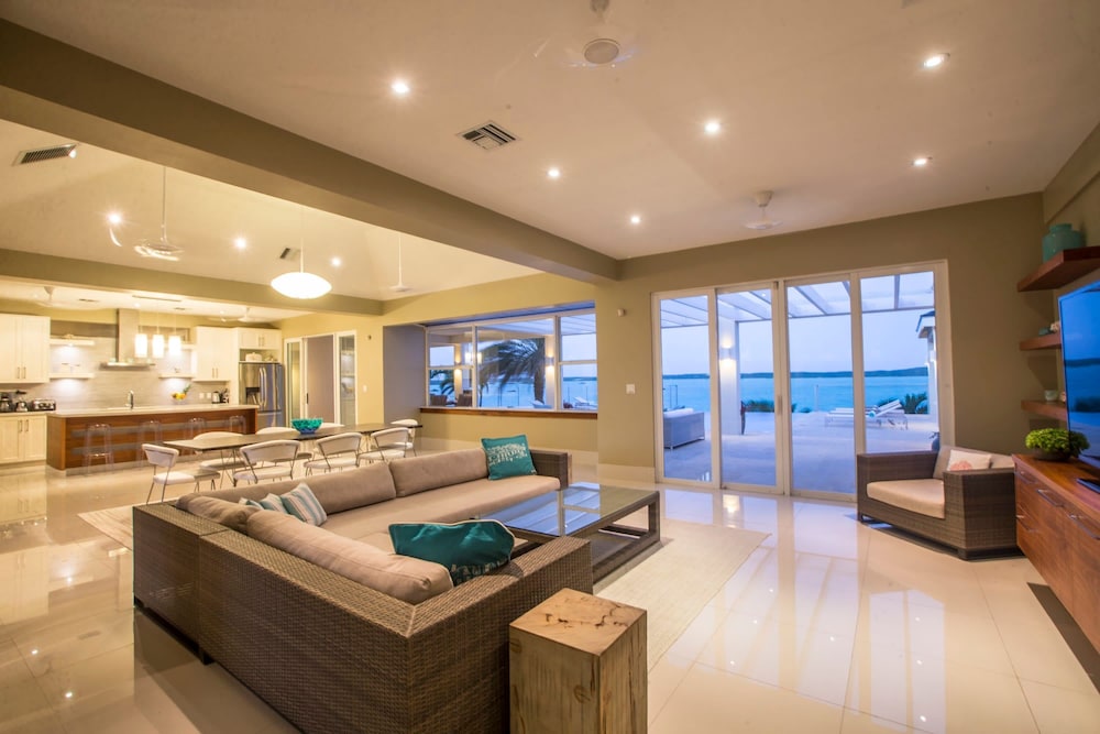 5 BR Waterfront Villa On Chalk Sound Blue Water