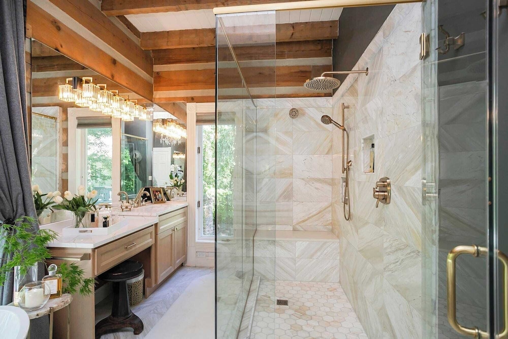 35 Acre Villa w/ Pool, Spa, Wine Cellar & Gym + Near Golf Club La Pearla Ranch by Avantstay