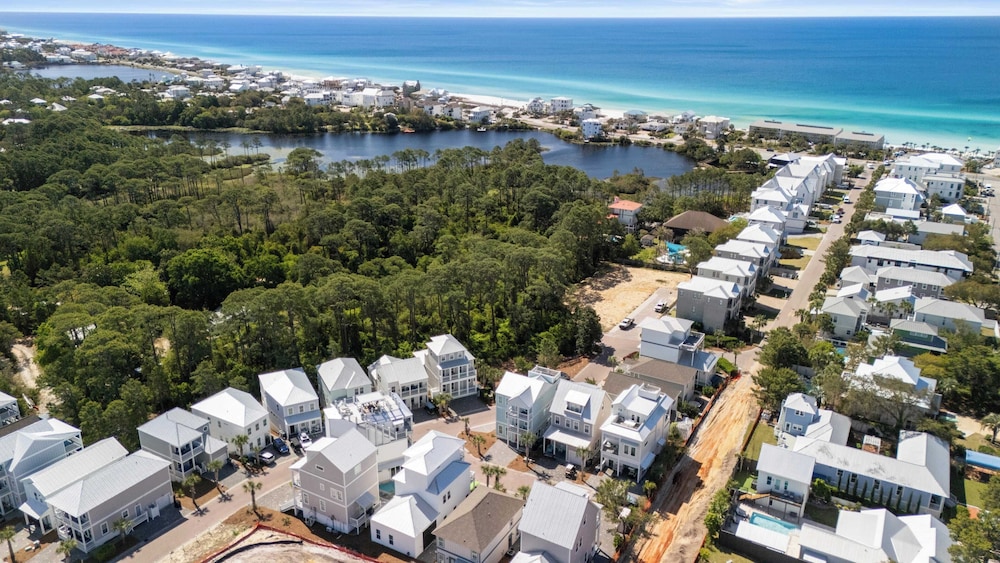 Mins to Beach Access + Pet-friendly + Golf Cart 30A White Sands by Avantstay