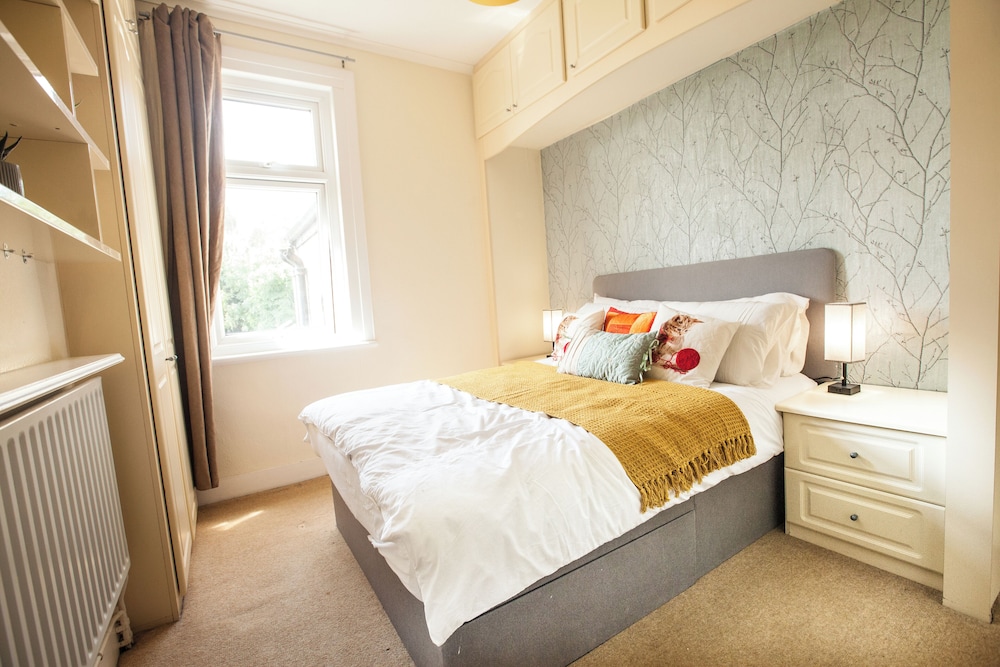Comfy Kingston Central Garden House & Free Parking view 4