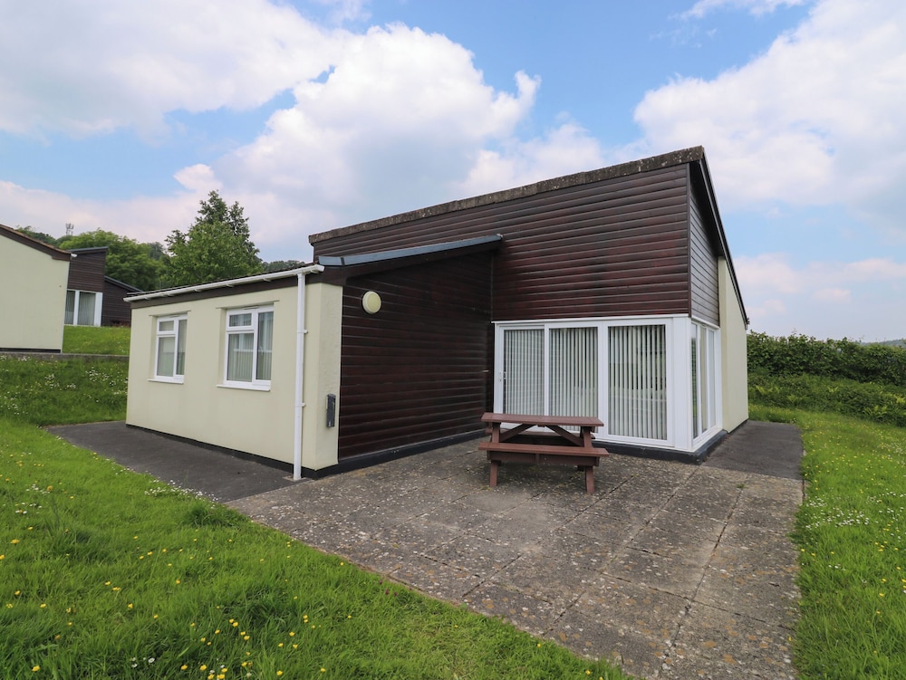 Harcombe House Bungalow 11