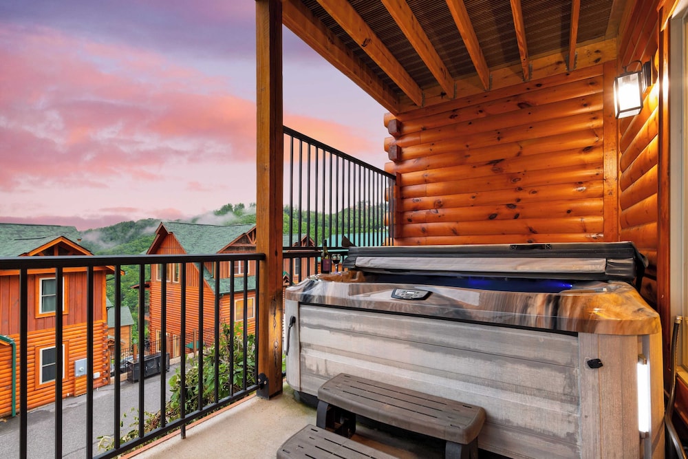All Fun & Games by Avantstay Indoor Pool, Game Room, Theater, Mountain Views Near Pigeon Forge & Dollywood