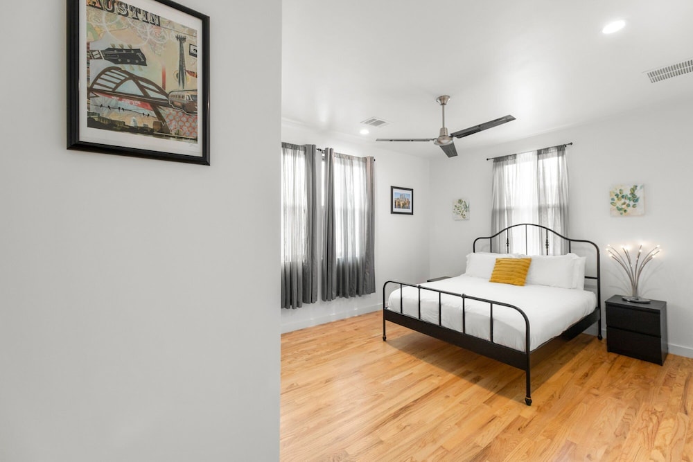 2-Bedroom East Austin Condo-Free Parking - Image 4