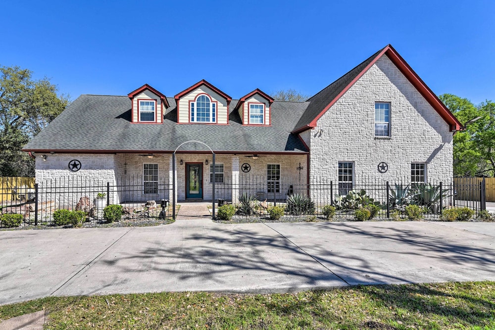 Waterfront Family Home w/ Patio in Hitchcock view 4