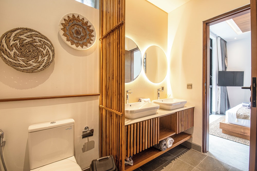 Enchanting 5BR Canggu Villa Moments to Sea