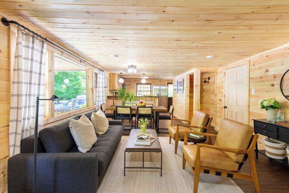 2 Mi to Dtwn: Spacious Gatlinburg Home w/ Hot Tub!