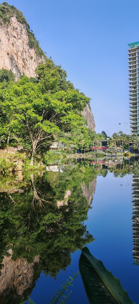 Mountain & Lake Views' Suite Cycas