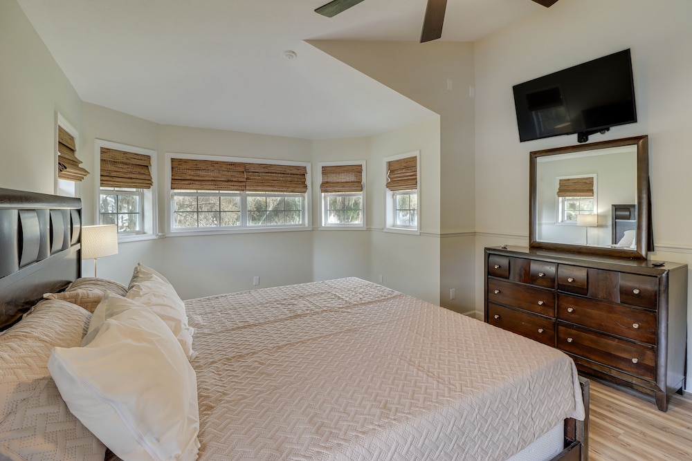 Private Pool & Lake Views: Family Home in Oxford view 3