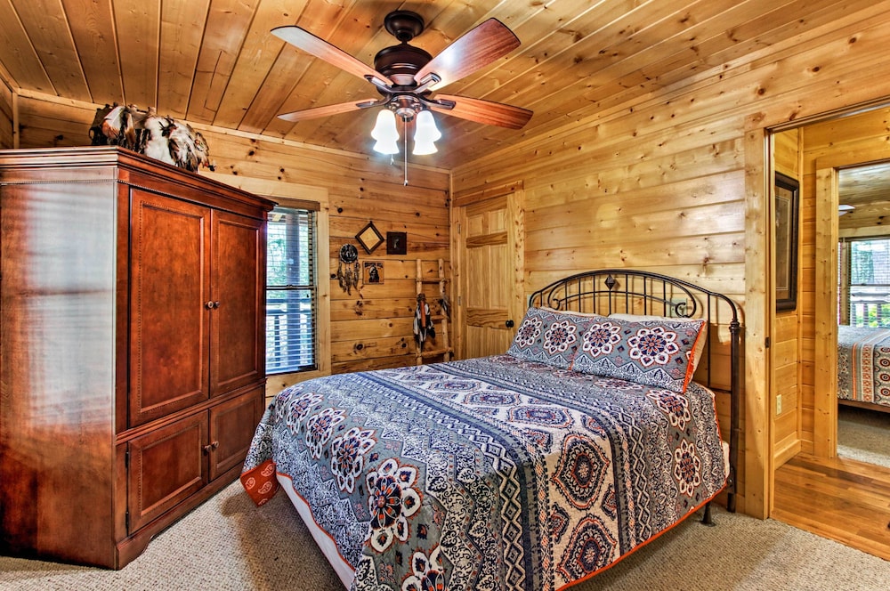 Sevierville Cabin w/ Hot Tub: 6 Mi to Pigeon Forge view 2
