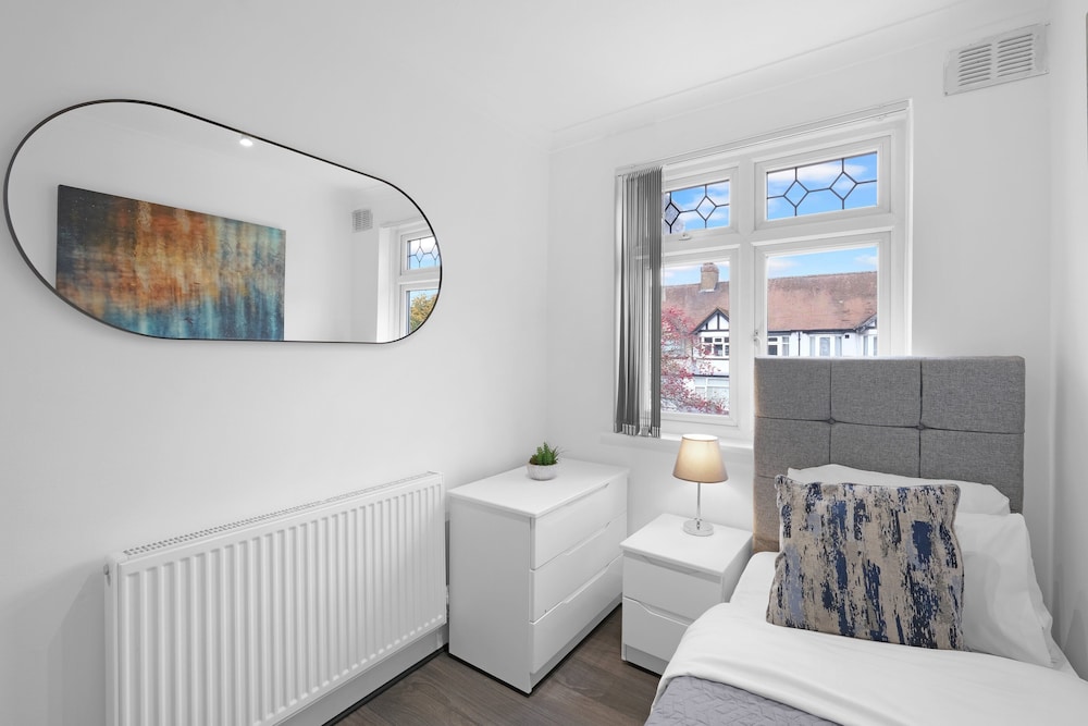 Spacious 5BR 3BA Serviced Hse in Croydon