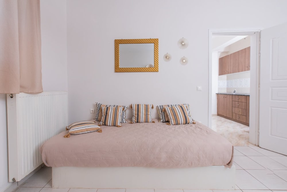 Golden Sunrise Suites - Santorini Family Suite