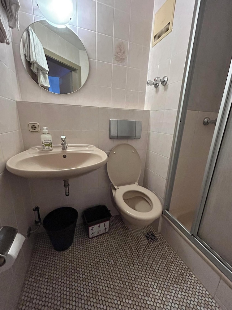 2-Rent Group Hostel Rooms AUB162