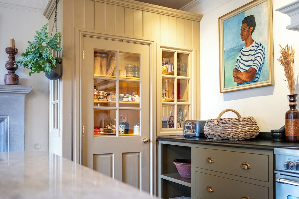 Stunning 8-Bedroom Home in Painswick
