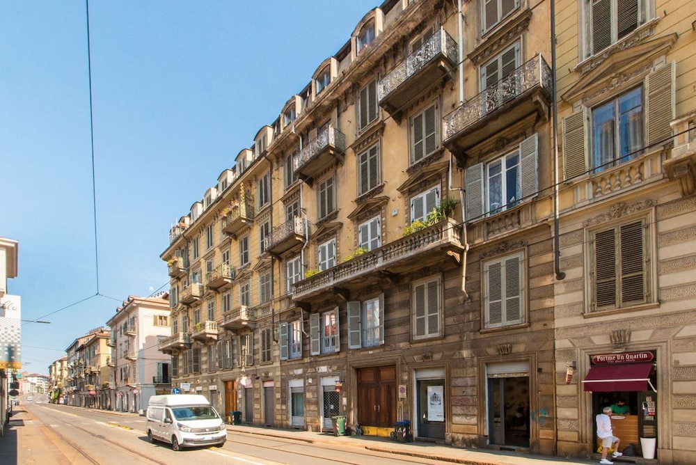 Parco del Valentino Cozy Flat with balcony view 3