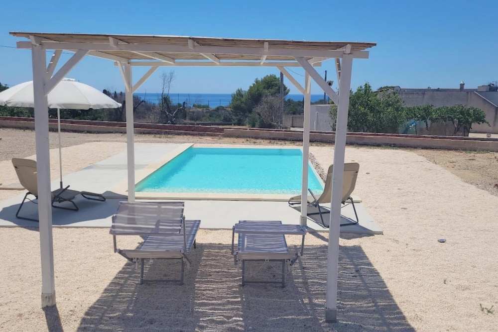 Villa Pescoluse With Pool and Sea View