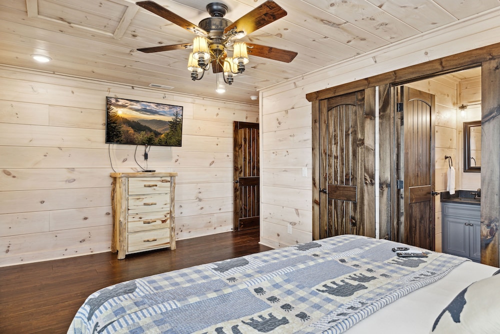 Smoky Mountain Chalet 3 Bedroom Home by RedAwning view 4