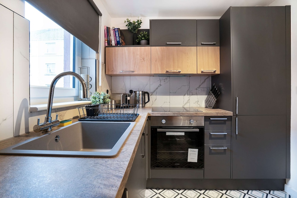 Modern 2bed Apartment-free Parking