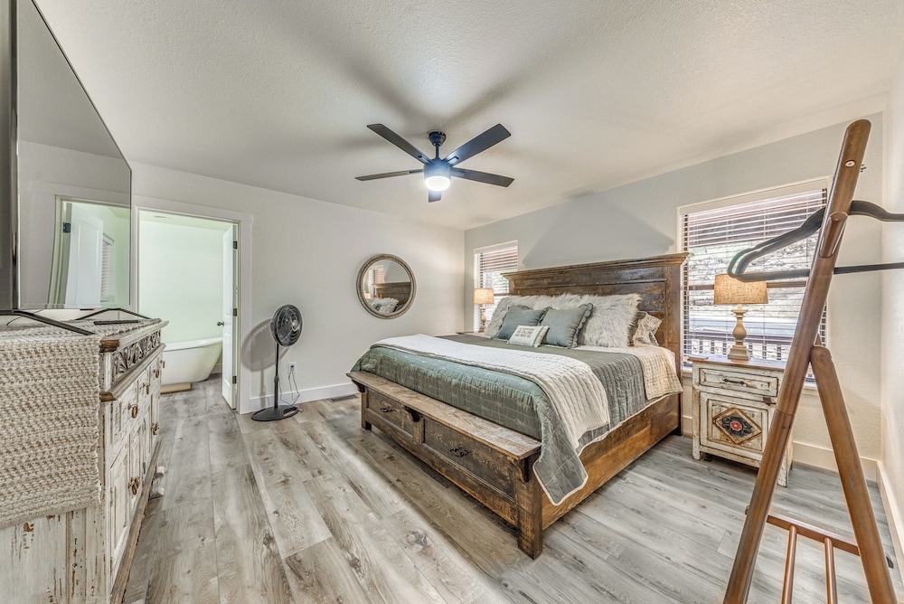 1 Mi to Grindstone Lake: Modern Ruidoso Retreat!