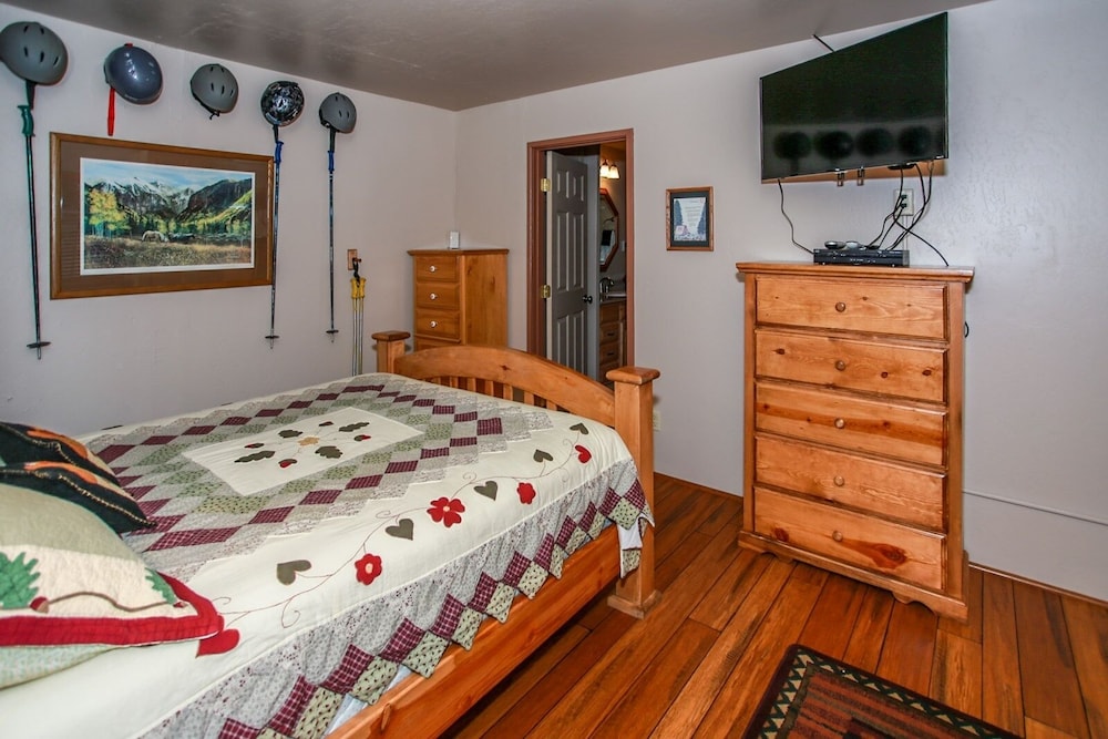 Bear Mountain Escape 2 Bedroom Apts by RedAwning