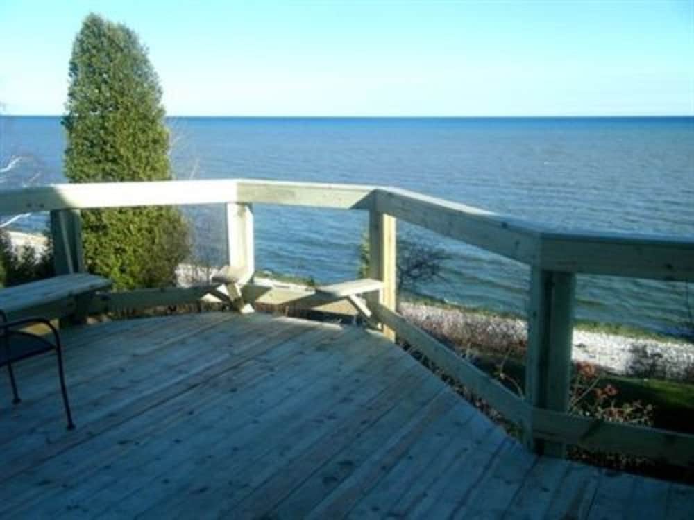 Hotel At the Waters Edge