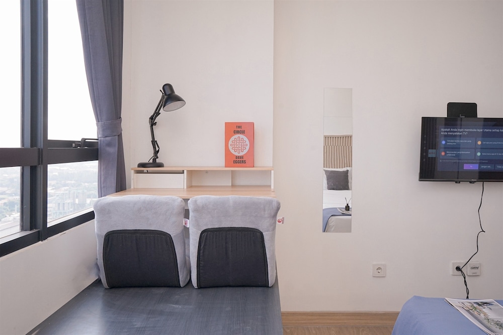 Fully Furnished and Homey Studio Collins Boulevard Apartment