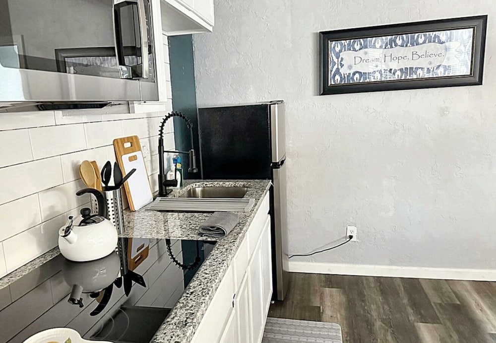 Clean Cozy 1-bedroom Near Plaza District 32C