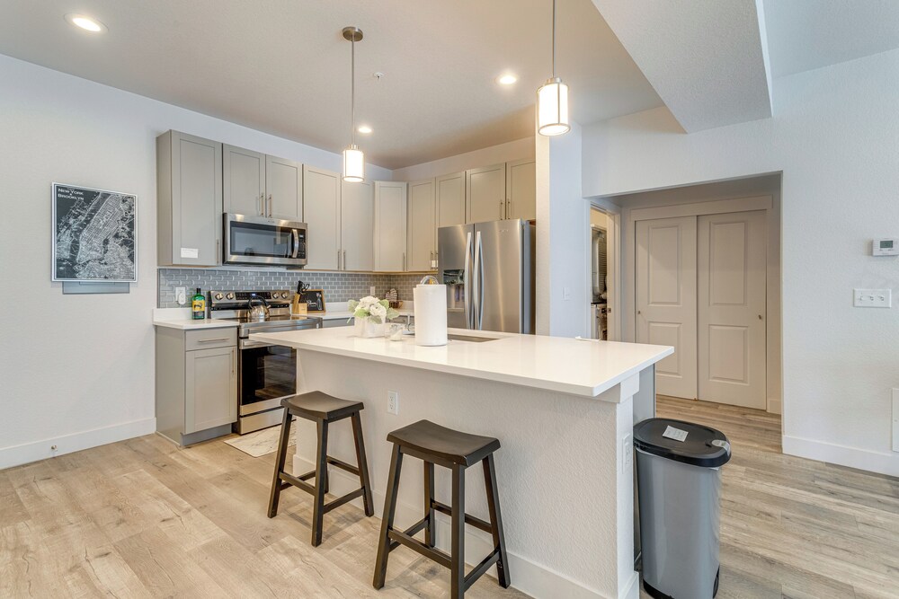 Pet-friendly Condo w/ Balcony ~ 17 Mi to Denver