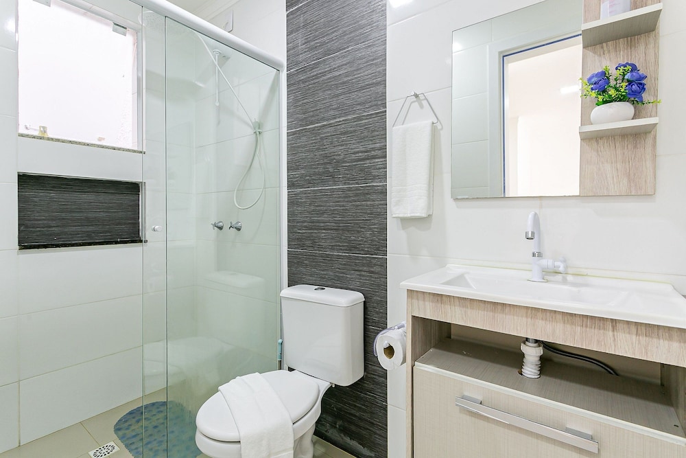 Modern ap W/pool one Block From the Beach Rmi201