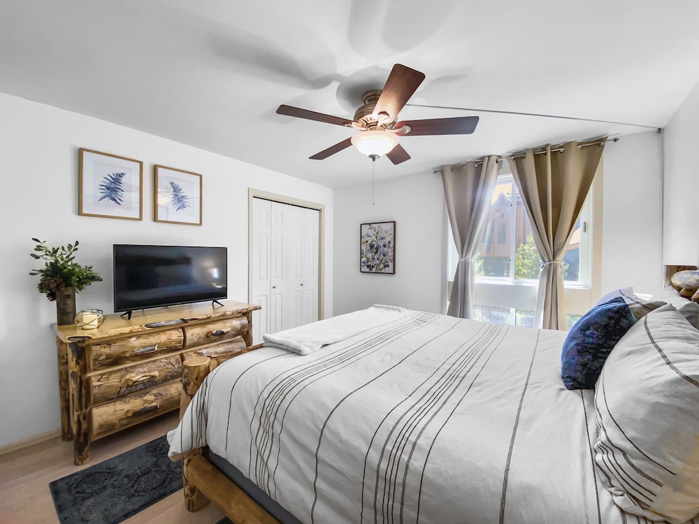 Ski Hill 40 2 Bedroom Condo by RedAwning view 3
