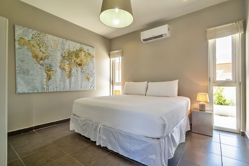 Stunning Modern Home, Near Beaches Full AC view 3
