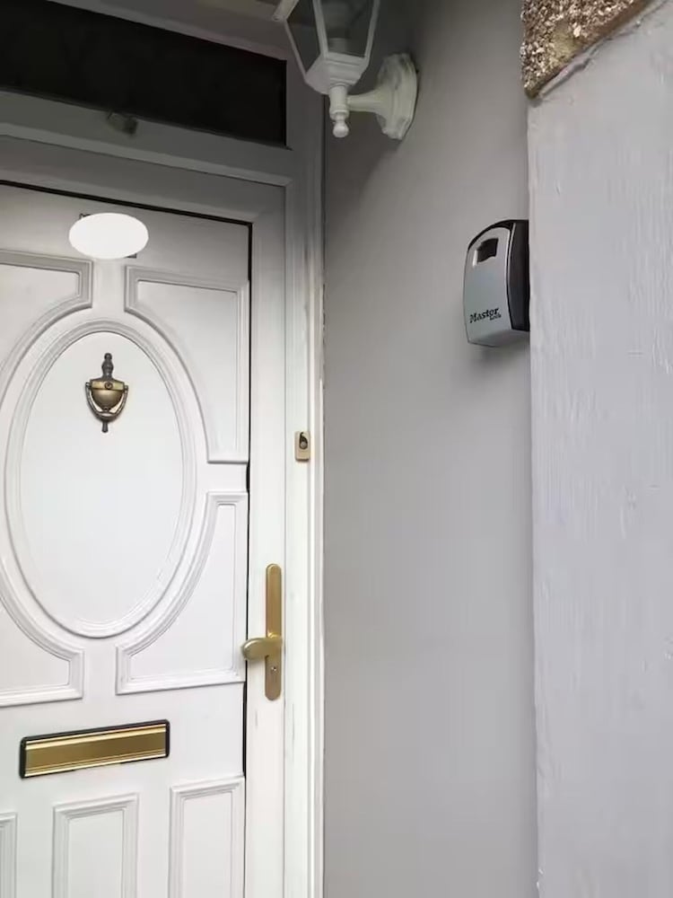4 Bedroom House in Grays - Sleeps 6 & Parking