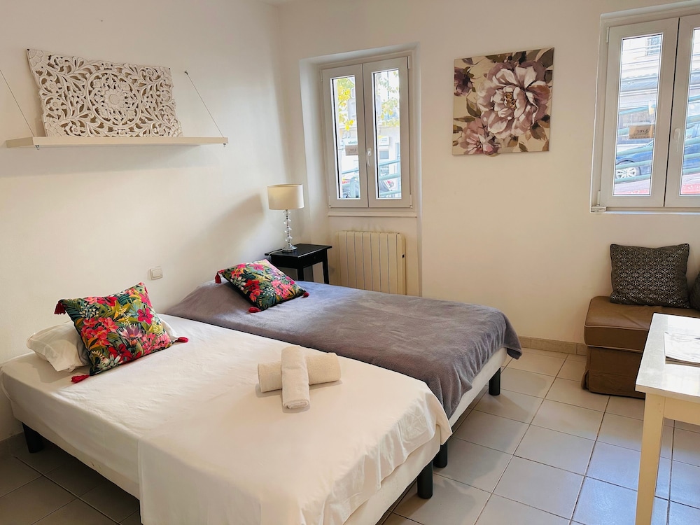 A Lovely Split Level Townhouse in the Heart of Cannes Next to the Marche Forville and the Palais - 1749
